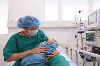 Bé sơ sinh 25 ngày tuổi hồi phục tốt sau ca phẫu thuật.