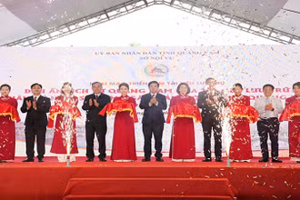 Lãnh đạo tỉnh Quảng Nam cắt băng khai mạc triển lãm “Dấu ấn lịch sử Quảng Nam qua tài liệu lưu trữ nhân kỷ niệm 50 năm Ngày Giải phóng Quảng Nam (24/3/1975-24/3/2025)”.