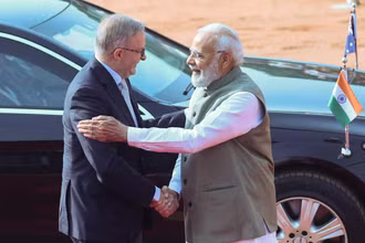 Thủ tướng Ấn Độ Narendra Modi (phải) và người đồng cấp Australia Anthony Albanese. (Ảnh: Reuters)