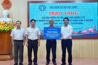 Tổng Giám đốc Bảo hiểm xã hội Việt Nam Nguyễn Thế Mạnh trao tặng sổ bảo hiểm xã hội, thẻ bảo hiểm y tế cho các địa phương của tỉnh Quảng Bình, tháng 7/2023. (Ảnh: TÂM TRUNG)