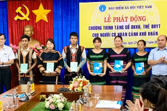 Bảo hiểm xã hội tỉnh Gia Lai trao tặng sổ bảo hiểm xã hội, thẻ bảo hiểm y tế cho người dân khó khăn ngày 23/11/2022. (Ảnh: Hà Ly)