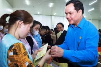 Chủ tịch Tổng Liên đoàn Lao động Việt Nam Nguyễn Đình Khang trao quà tặng công nhân lao động hoàn cảnh khó khăn tại tỉnh Bắc Ninh.