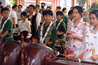Học sinh Trường phổ thông dân tộc nội trú Trung học phổ thông Bình Phước biểu diễn nhạc cụ dân tộc truyền thống. (Ảnh: Nhất Sơn)