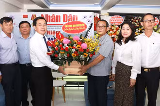 Đoàn lãnh đạo Tỉnh ủy, Hội đồng nhân dân, Ủy ban nhân dân, Ủy ban Mặt trận Tổ quốc Việt Nam tỉnh Ninh Thuận do đồng chí Phạm Văn Hậu, Phó Bí thư Thường trực Tỉnh ủy, Chủ tịch Hội đồng nhân dân tỉnh Ninh Thuận làm Trưởng đoàn tặng hoa chúc mừng Văn phòng đại diện Báo Nhân Dân tại Ninh Thuận.