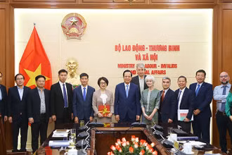 Các đại biểu chụp ảnh lưu niệm. (Ảnh: Molisa)