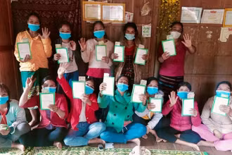 Phụ nữ dân tộc thiểu số tham gia mô hình tiết kiệm tín dụng thôn bản tự quản (VSLA) ở xã Tà Long, huyện Đakrông, Quảng Trị. (Ảnh: CARE Việt Nam)