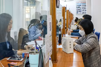 Lao động làm thủ tục về bảo hiểm thất nghiệp tại Trung tâm Dịch vụ việc làm Hà Nội. (Ảnh: Nhật Quang)