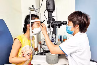 Bác sĩ Bệnh viện Mắt Hà Nội 2 thăm khám cho bệnh nhi. (Ảnh: nhandan.vn)