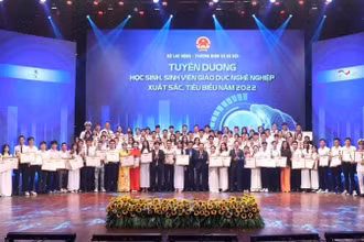 Tuyên dương 100 học sinh, sinh viên giáo dục nghề nghiệp tiêu biểu, xuất sắc tại lễ kỷ niệm Ngày Kỹ năng lao động Việt Nam năm 2022.