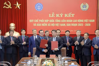 Chủ tịch Tổng Liên đoàn Lao động Việt Nam Nguyễn Đình Khang và Tổng Giám đốc Nguyễn Thế Mạnh ký Quy chế phối hợp công tác giai đoạn 2023-2028. (Ảnh: Tâm Trung)