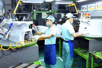 Lao động tại Công ty Toto Việt Nam, khu công nghiệp Thăng Long, Hà Nội. (Ảnh: MINH HÀ)