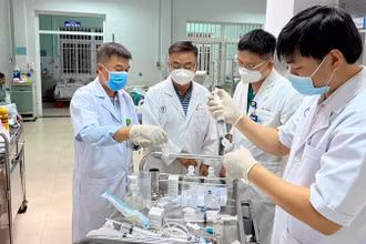 TS.BS Lê Quốc Hùng, Trưởng khoa Bệnh nhiệt đới và bác sĩ CKII Trần Thanh Linh, Trưởng khoa Hồi sức cấp cứu, Bệnh viện Chợ Rẫy có mặt tại Quảng Nam cấp cứu cho các bệnh nhân bị ngộ độc Botulinum. (Ảnh: Bệnh viện cung cấp)