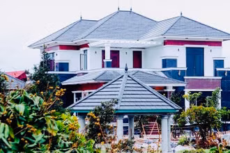 Những công trình đồ sộ “mọc” lên trên đất nông nghiệp tại Công ty nông nghiệp Quý Cao. (Ảnh: nhandan.vn)