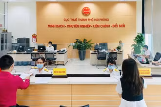 Giao dịch tại Cục Thuế Hải Phòng. (Ảnh: Quang Dũng)