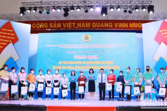 Các đại biểu và ban tổ chức trao quà cho công nhân lao động có hoàn cảnh khó khăn, tai nạn lao động, bệnh nghề nghiệp, bệnh hiểm nghèo.