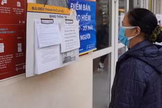 Người dân tìm hiểu thông tin về chi trả lương hưu tại Hà Nội. (Ảnh: VNPost)