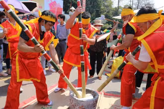 Thi giã bánh dày dâng lên các Vua Hùng ngày Giỗ Tổ. (Ảnh: Ngọc Long)