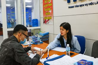 Lao động tìm hiểu thông tin tại Trung tâm Dịch vụ việc làm Hà Nội. (Ảnh: Nhật Quang)