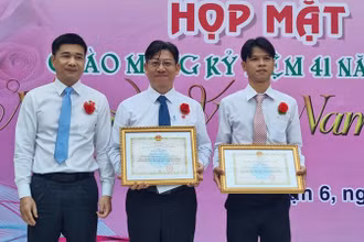 Thành phố Hồ Chí Minh trao giấy khen tới tập thể Trường trung học cơ sở Nguyễn Văn Luông, quận 6, và thầy giáo Đinh Phú Cường - Hiệu trưởng của nhà trường. (Ảnh: Tâm Trung)