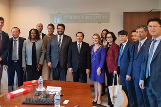 Đồng chí Lại Xuân Môn tại cuộc gặp Trợ lý Ngoại trưởng Hoa Kỳ Bill Russo ở Washington D.C (Ảnh: TTXVN)