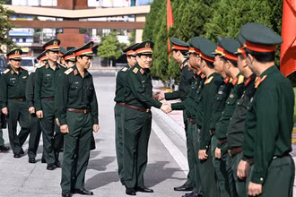 Đại tướng Lương Cường thăm và làm việc với Bộ Tư lệnh Quân đoàn 2. (Ảnh: Mod.gov.vn)