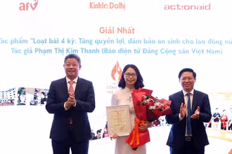 Phó Trưởng Ban Tuyên giáo Trung ương Trần Thanh Lâm và Phó Chủ tịch UBND thành phố Hà Nội Nguyễn Mạnh Quyền trao giải Nhất cho tác giả Phạm Thị Kim Thanh. (Ảnh: Ban tổ chức).