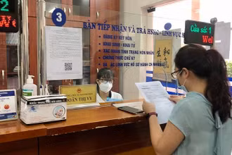 Thực hiện thủ tục hành chính tại Ủy ban nhân dân phường Ngọc Khánh, quận Ba Đình, Hà Nội. (Ảnh: nhandan.vn)