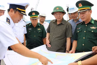 Đồng chí Hồ Quốc Dũng, Ủy viên Trung ương Đảng, Bí thư Tỉnh ủy, Chủ tịch HĐND tỉnh Bình Định (thứ 2 từ phải sang) kiểm tra an ninh tuyến biển.