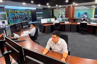 Các kỹ sư đang vận hành Trung tâm Điều độ hệ thống điện Thành phố Hồ Chí Minh (thuộc EVNHCMC). 