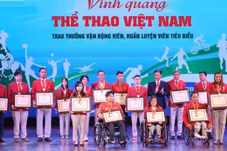Lễ trao thưởng các huấn luyện viên, vận động viên xuất sắc. (Ảnh: Ban Tổ chức)