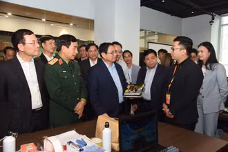 Thủ tướng thăm một số mô hình khởi nghiệp đổi mới sáng tạo đặt tại Trung tâm Đổi mới sáng tạo quốc gia