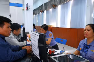 Hành khách đến ga Sài Gòn thanh toán lấy vé tàu Tết.