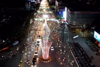 Đường phố Cần Thơ lung linh sắc màu trong đêm giao thừa.