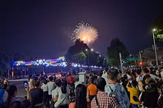 Cả trăm nghìn người đến tham gia các chương trình Đêm hội Giao thừa tại Công viên Trung tâm hành chính tỉnh Bình Dương và xem bắn pháo hoa đêm giao thừa.