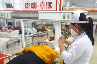 Chị N.V.Y.Nh. bị chồng là thầy giáo N.V.H.L đánh đập phải vào Trung tâm y tế huyện Buôn Đôn cấp cứu, điều trị.