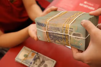 Các ngân hàng thương mại vẫn cho khách hàng vay tiền mua nhà với tài sản thế chấp.