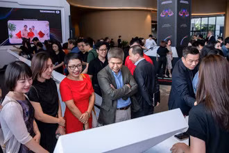 Khách hàng trải nghiệm dịch vụ của Techcombank tại sự kiện công nghệ vừa qua.