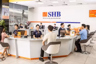 Giao dịch khách hàng tại chi nhánh ngân hàng SHB.