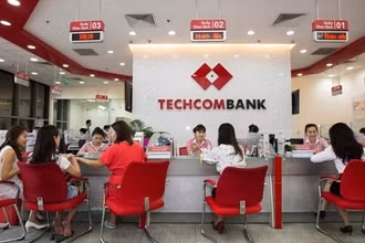 Giao dịch khách hàng tại Techcombank.