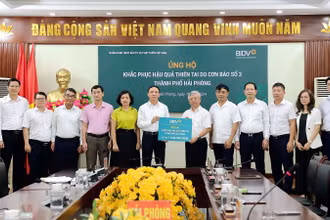 Ông Trần Xuân Hoàng, Phó Bí thư thường trực Đảng ủy, Ủy viên HĐQT BIDV, đại diện Ngân hàng trao kinh phí ủng hộ khắc phục hậu quả thiên tai do cơn bão số 3 tại thành phố Hải Phòng.