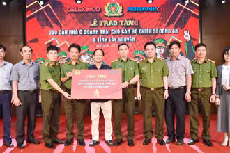 Tại buổi lễ trao tặng 200 căn nhà cho các chiến sĩ công an tại các xã, thị trấn khó khăn, chịu ảnh hưởng nặng nề của mưa bão và sạt lở đất.