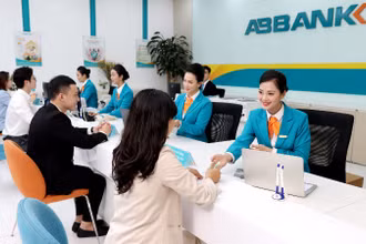 Nhiều ngân hàng thương mại hạ lãi suất huy động. 