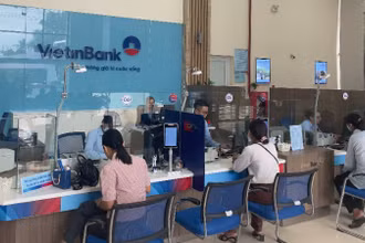 Giao dịch khách hàng tại chi nhánh Ngân hàng VietinBank.