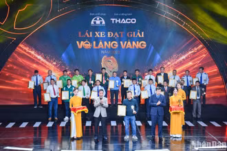 Trao giải "Vô lăng vàng" cho những tập thể, cá nhân đoạt giải.
