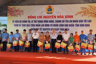 Đồng chí Nguyễn Hòa Bình trao tặng quà Tết cho các gia đình chính sách trên địa bàn thị xã An Nhơn.