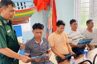 Các báo cáo viên giới thiệu một số quy định liên quan xử lý đối với ngư dân/tàu cá nước ngoài vi phạm cho các chủ phương tiện, thuyền trưởng và hội viên hội nông dân.