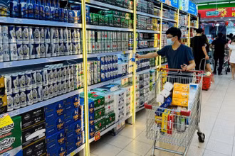 Người tiêu dùng lựa chọn các sản phẩm đồ uống tại siêu thị ở Hà Nội. (Ảnh ÁNH DƯƠNG)