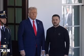 Tổng thống Mỹ Donald Trump (thứ hai, trái) đón Tổng thống Ukraine Volodymyr Zelensky tại Nhà Trắng, ngày 28/2. (Ảnh: THX/TTXVN)
