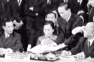 Bộ trưởng Ngoại giao Chính phủ Cách mạng lâm thời Cộng hòa miền Nam Việt Nam Nguyễn Thị Bình ký Hiệp định Paris về chấm dứt chiến tranh, lập lại hòa bình ở Việt Nam, ngày 27/1/1973, tại Trung tâm hội nghị quốc tế ở Thủ đô Paris (Pháp). (Ảnh tư liệu)
