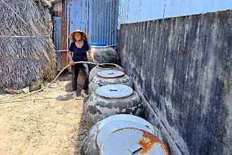 Bà Lý Thị Xuyên bơm nước dưới ao chứa vào lu, xử lý lại bằng phèn chua để có nước tắm, giặt.